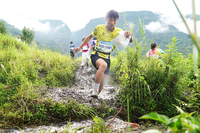 8月6日，2024年全国青少年定向锦标赛中距离赛事在大理漾濞苍山石门关景区展开。图为青少年运动员们正在争分夺秒，激烈角逐。段宏运摄