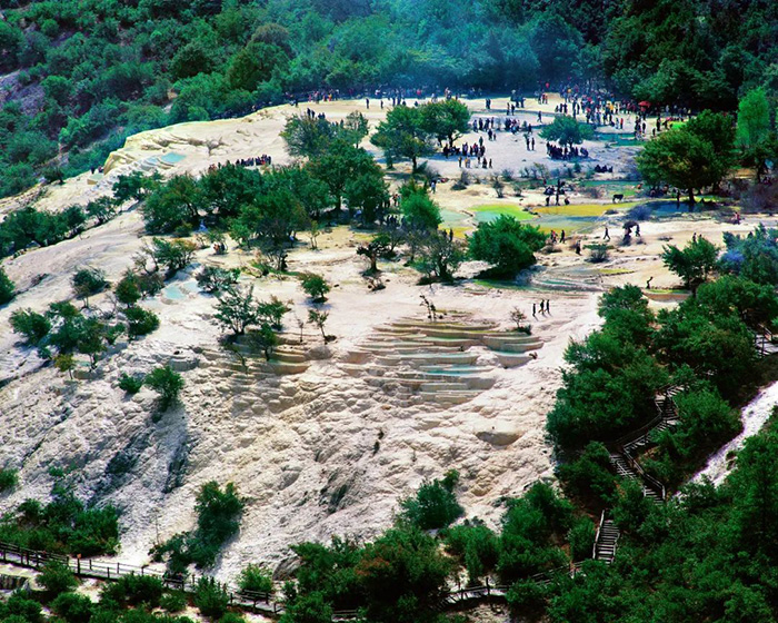 青山掩映中的白水台。香格里拉市文化和旅游局供图