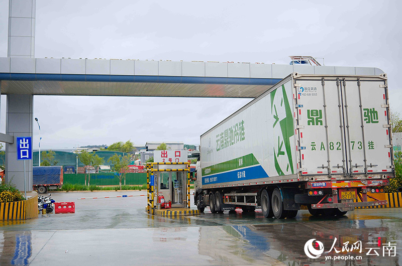 【圖3】裝車完畢的公路冷鏈運輸車正在出港。人民網記者-庄志斌攝