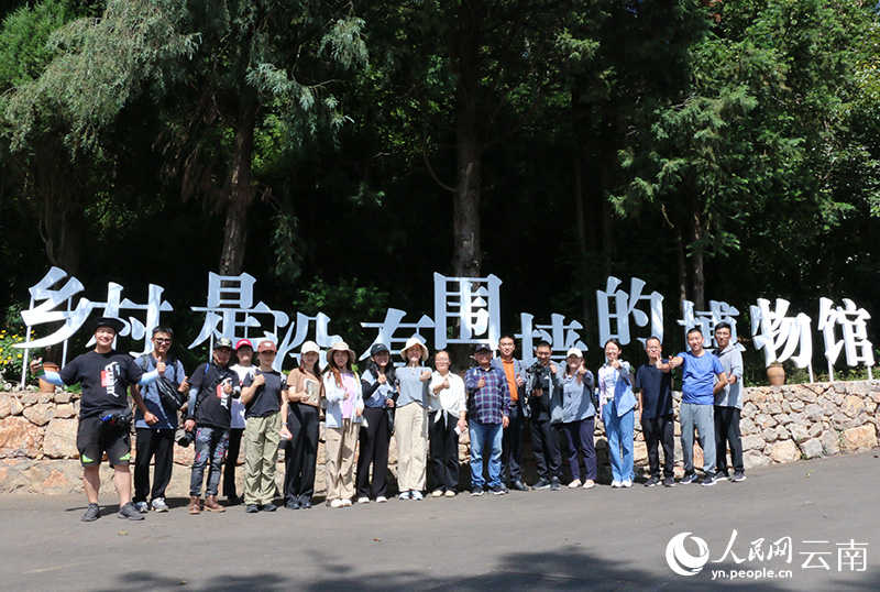 【2】采访团在曲靖市富源县回隆社区保家村采访调研。人民网-雷霁摄
