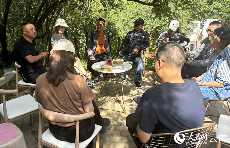【4】采访团在曲靖市富源县回隆社区采访调研。人民网-雷霁摄
