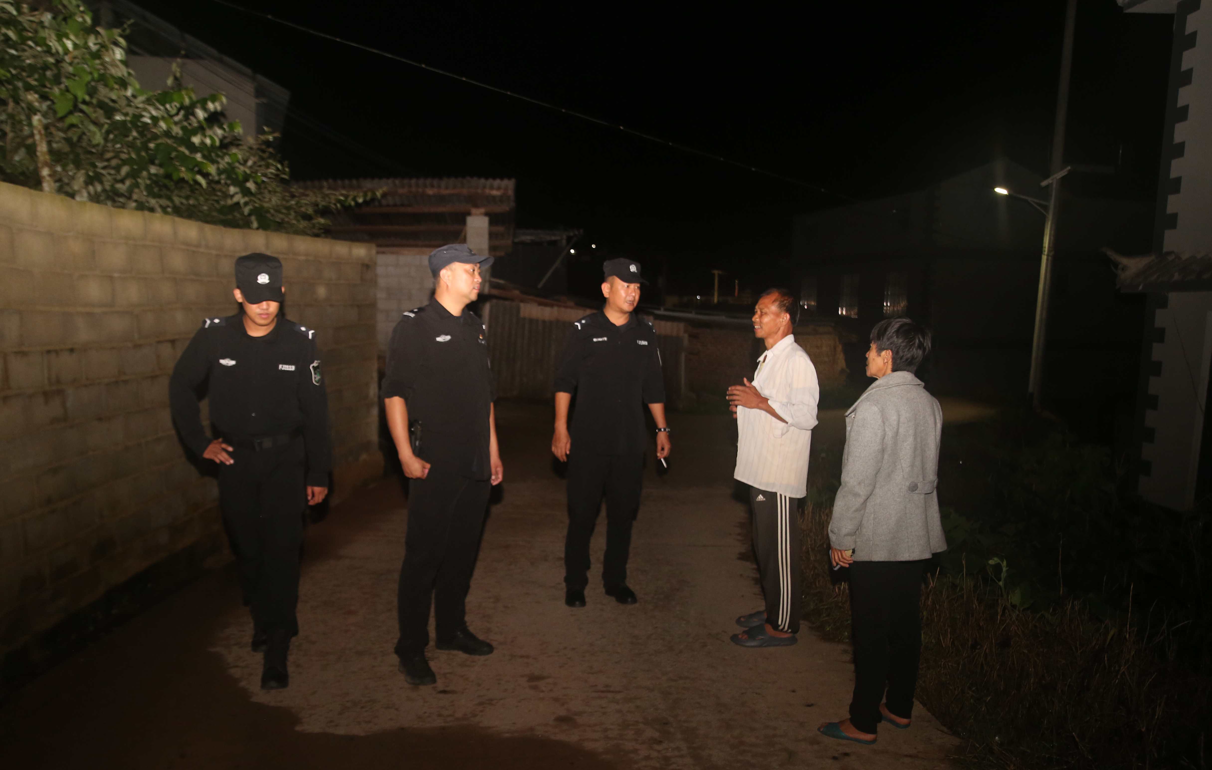 民警在救援一線執勤。