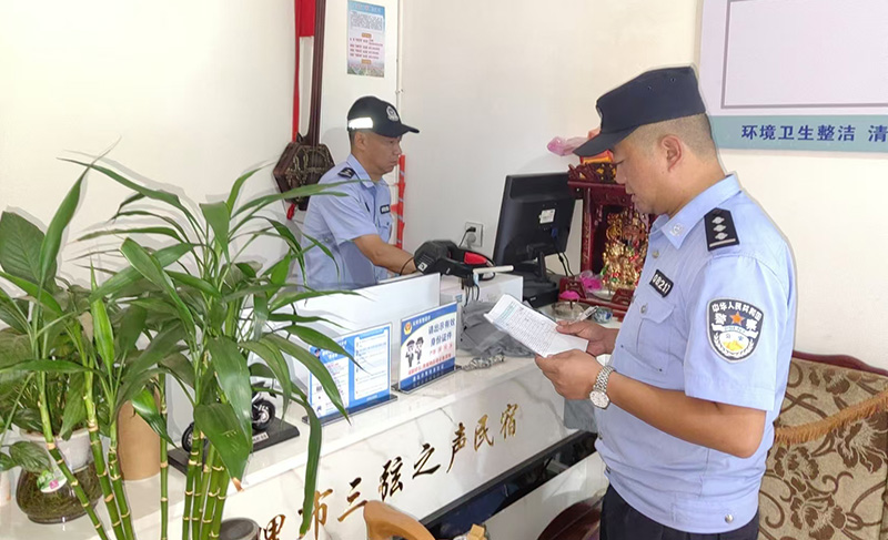 民警开展宾馆酒店检查。
