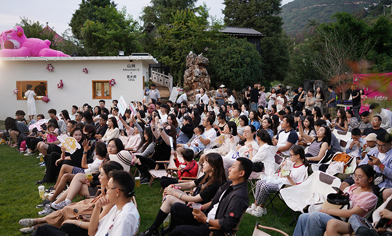 澄江·山涧·落日音乐会现场。李晓燕摄