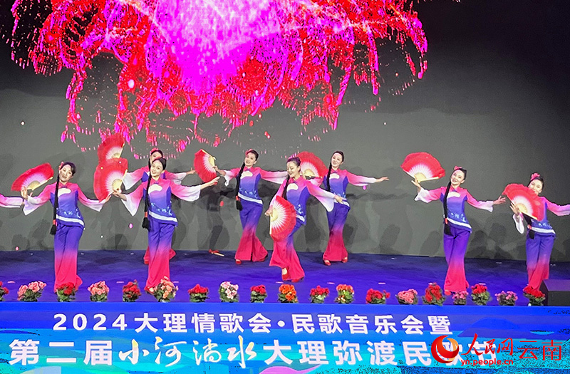 【图1】发布会现场表演歌舞《十大姐》。人民网-尹馨摄