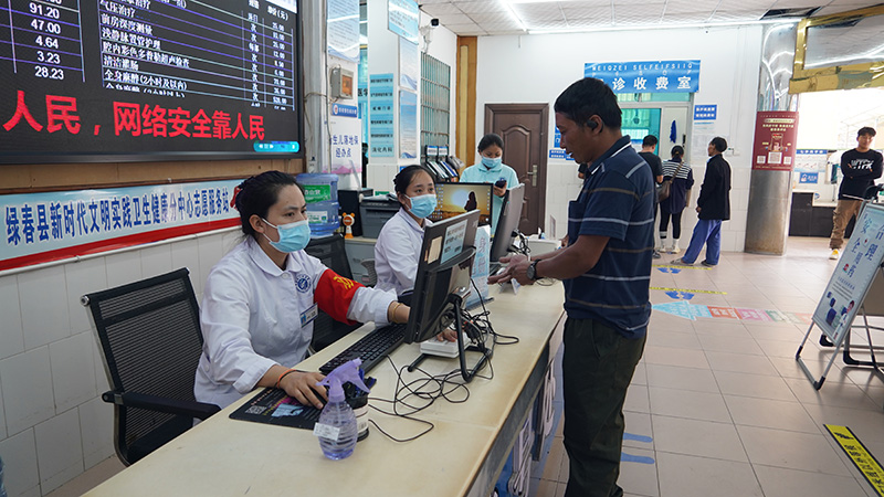 工作人员耐心有序地为患者挂号