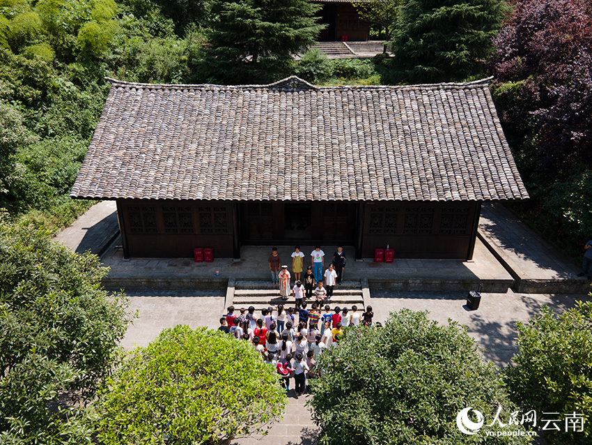 【图1】威信县水田镇水田小学暑期公益托管班到扎西会议旧址进行研学。-人民网记者-符皓摄