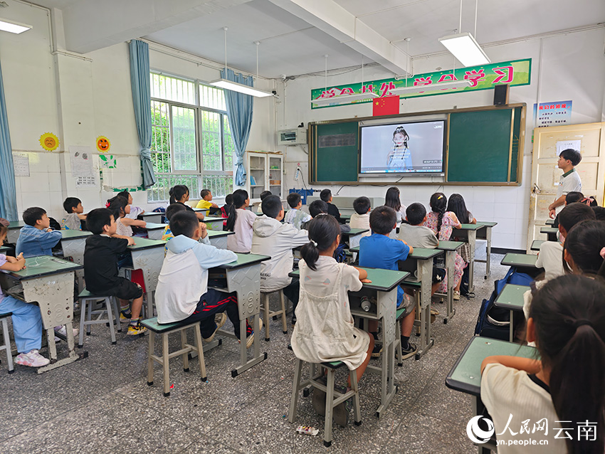 【图5】威信县水田镇水田小学暑期公益托管班学唱一支红歌。-人民网记者-符皓摄