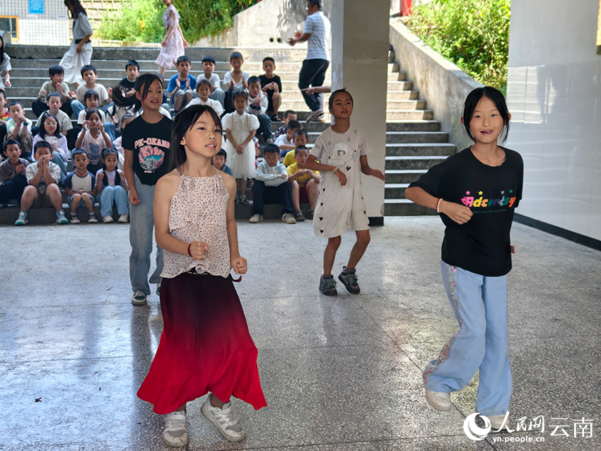 【图6】威信县水田镇水田小学暑期公益托管班孩子们跳舞。-人民网记者-符皓摄