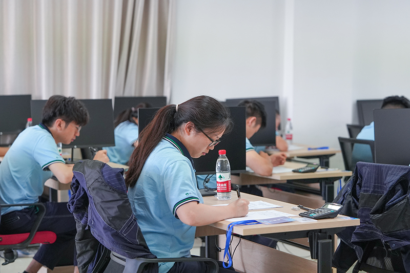 理论考试现场。冯琰摄
