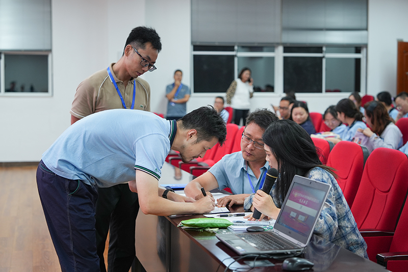 参赛选手抽签。冯琰摄