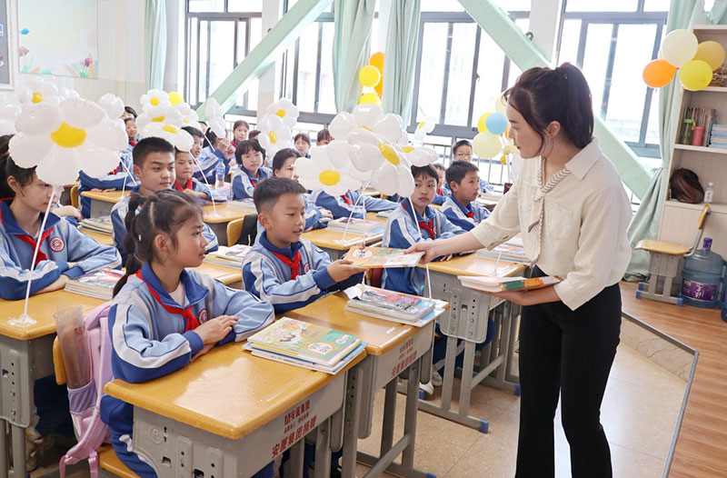 老师发新课本。
