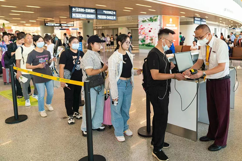 暑运期间，旅客有序登机。