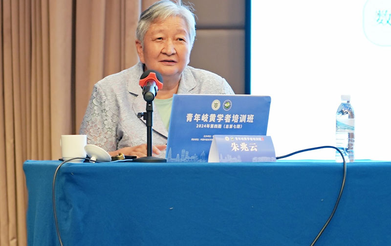 中国工程院院士朱兆云进行《云南白药传承创新发展》专题授课