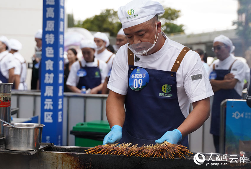 2024年昭通小肉串技能竞赛现场。 人民网记者 蔡树菁摄