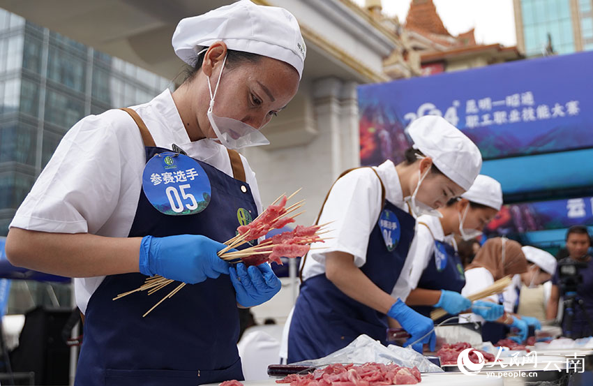 2024年昭通小肉串技能竞赛现场。 人民网记者 蔡树菁摄