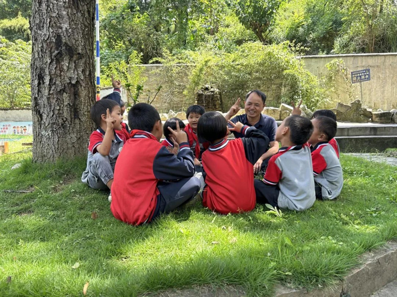 农家贵和学生们在一起。广南县委宣传部供图