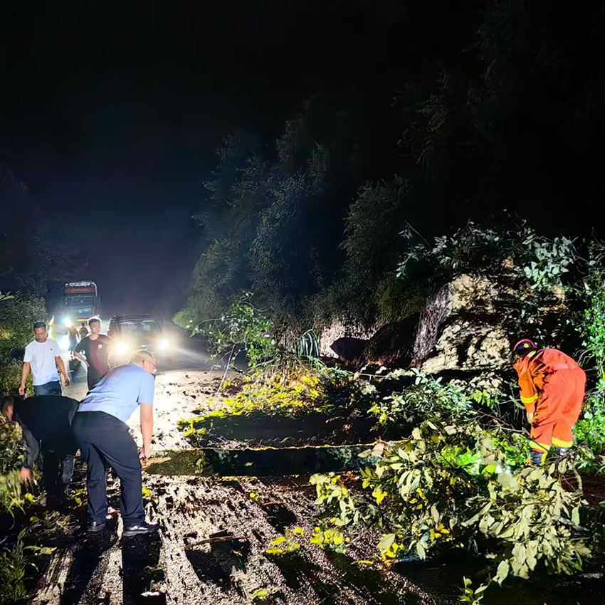 【7】富寧公安對道路加強警力值守清障。文山公安供圖