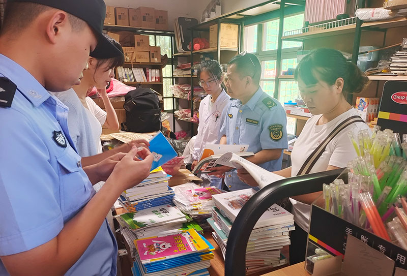 開展文化市場專項檢查宣傳法律法規。