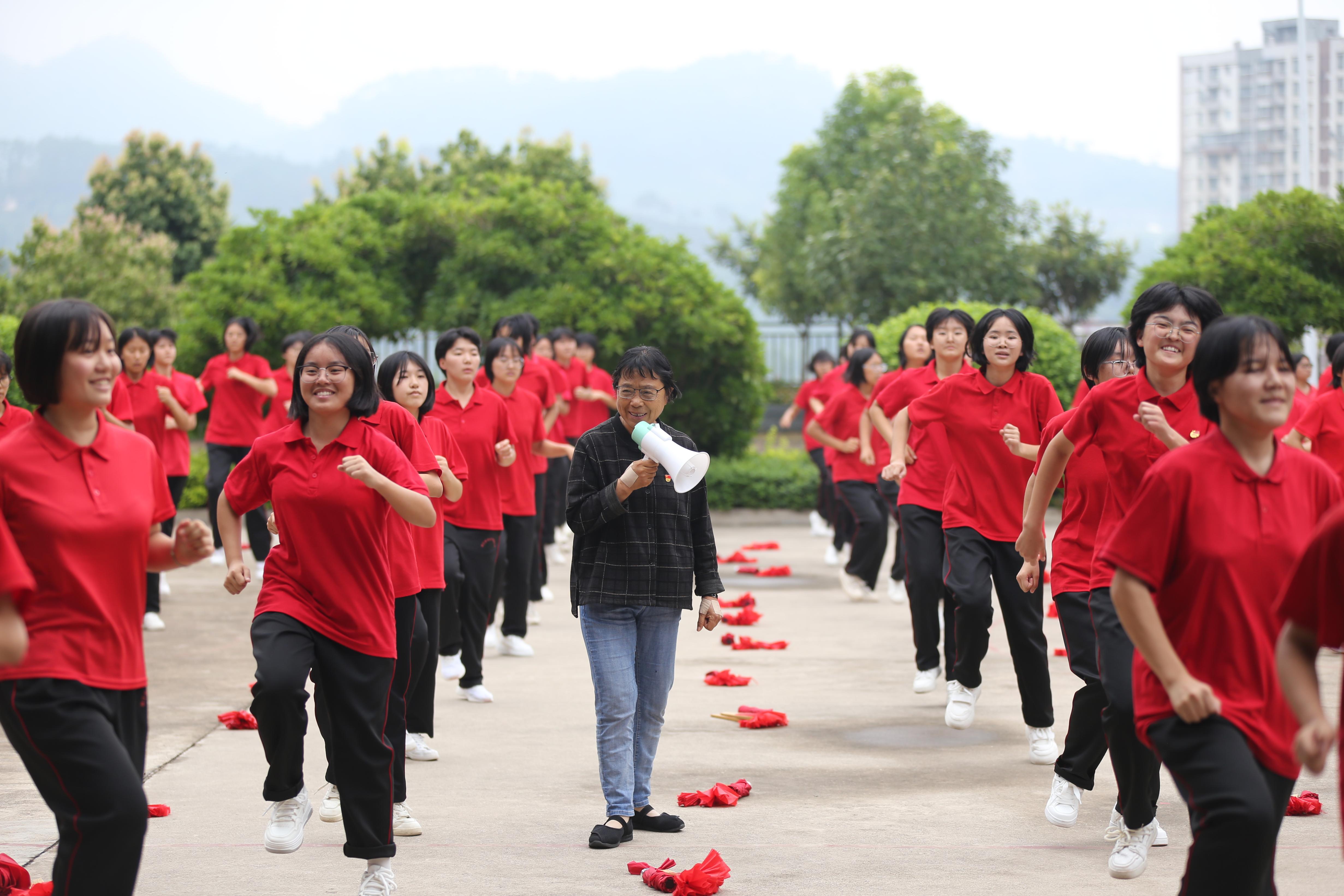 華坪女高學生在跳課間操。人民網記者 李發興攝