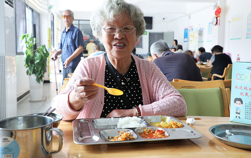 解化社区老年幸福食堂方便了辖区老年人就餐-杨建梅摄-2024年9月3日-(2)
