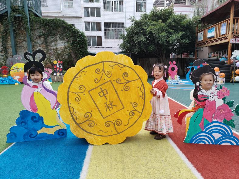 孩子们和中秋月饼合影。南华县妇联供图