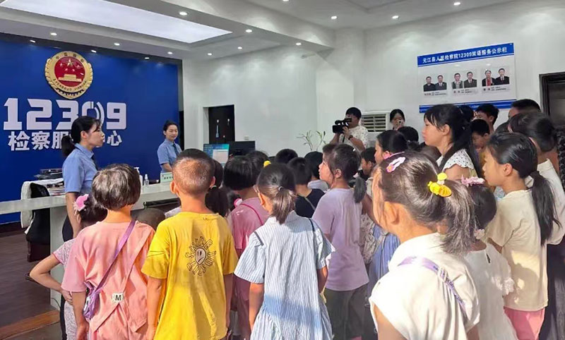 【1】云南检察机关走进校园开展普法宣传活动。云南省人民检察院供图