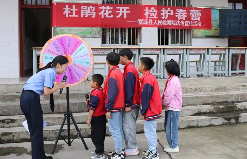 【3】云南检察机关组织体验活动让未成年人近距离了解检察工作。云南省人民检察院供图