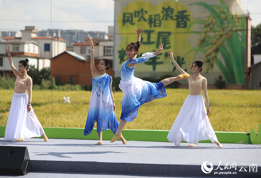 演员们在开幕式上表演舞蹈。人民网记者 李发兴摄