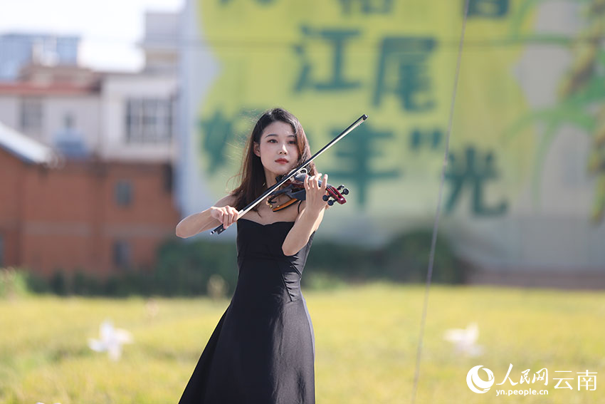 演员们在开幕式上表演舞蹈。人民网记者 李发兴摄