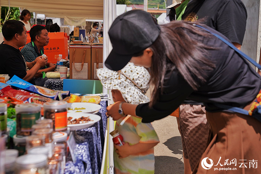 【4】游客们在“绿色云品”特色市集品尝美食。人民网-刘怡摄