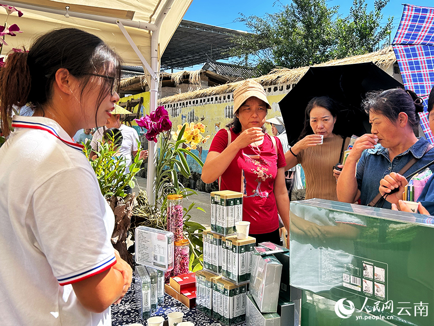 【5】游客们在“绿色云品”特色市集品尝美食。人民网-刘怡摄