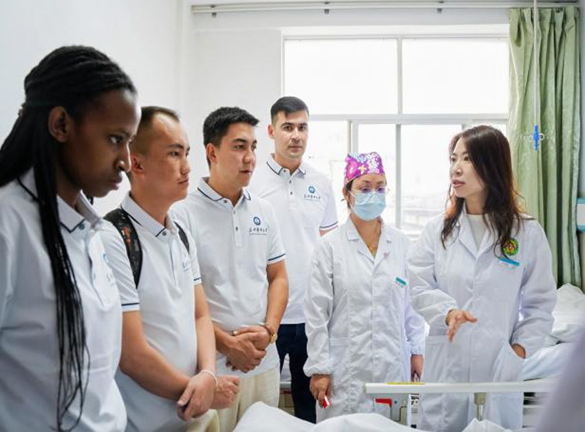 留学生们在医院参加临床实习带教活动。昆明医科大学供图