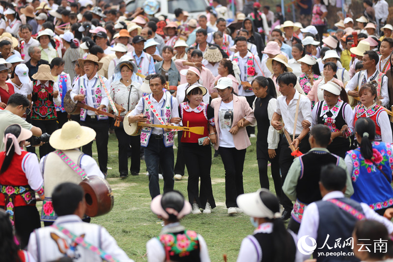 人们在打跳“阿苏嗻”。人民网记者 李发兴摄