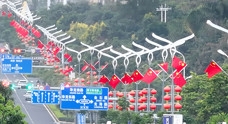 文山市城区的大街小巷悬挂起五星红旗，喜气祥和的节日氛围浓郁。