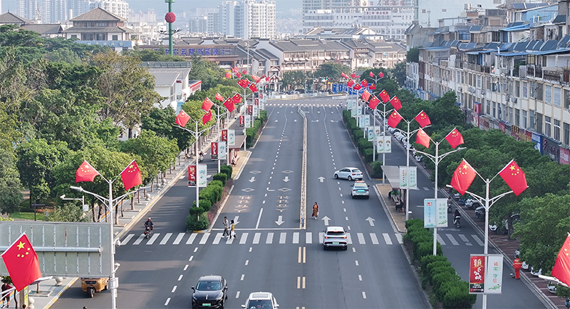 文山市城区的大街小巷悬挂起五星红旗，喜气祥和的节日氛围浓郁。