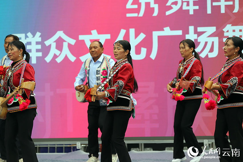 广场舞展演活动正在进行。人民网记者 程浩摄