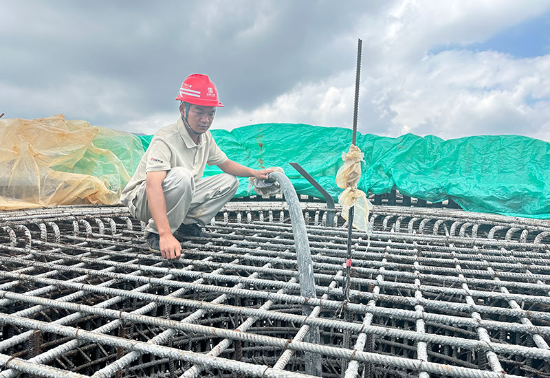 平坝风电场一期工程“工程建设突击队”在基础浇砼现场查看质量情况（8月12日-资道勇-摄）。