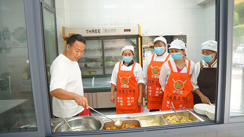 趙斌在社區幸福食堂查看食品供應