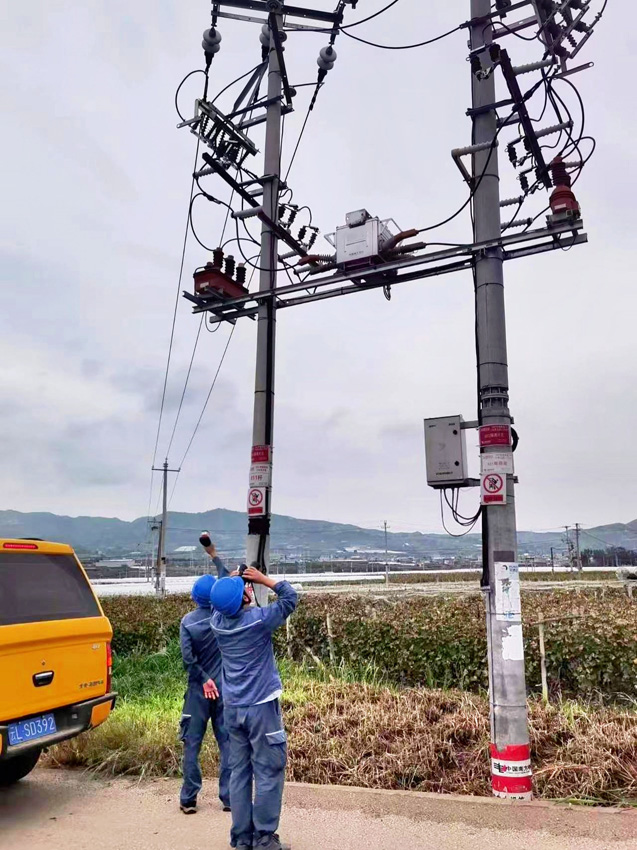 大理賓川供電局工作人員對轄區故障易發區域開展特巡，確保國慶期間電網安全穩定運行。賓川供電局供圖