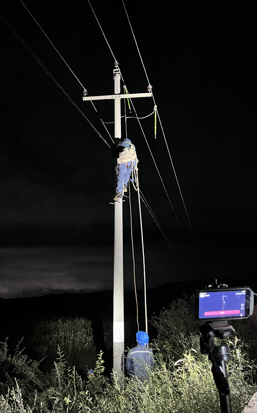 曲靖沾益供電局白水供電所工作人員搶修10千伏新排線故障，及時恢復新排社區3個居民小組供電。李宏濤攝