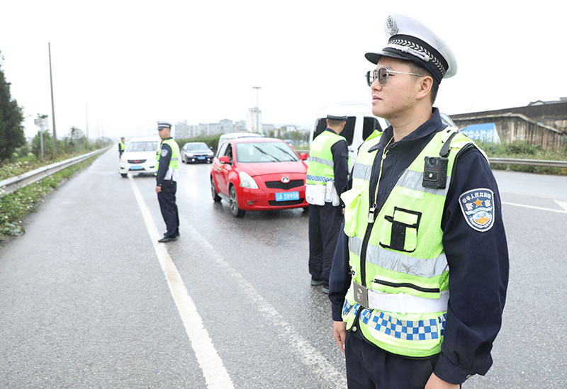 交警維護交通秩序。