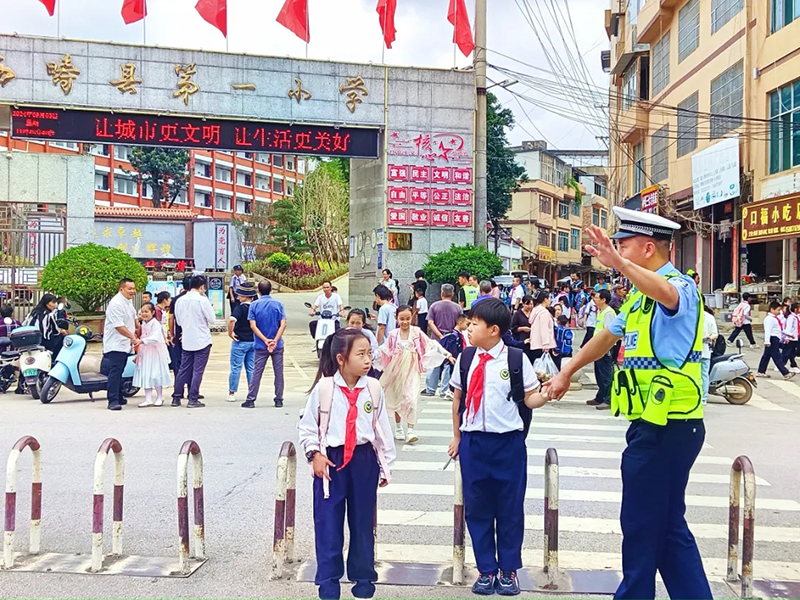 西畴县派出所民警开展学生上下学护学。