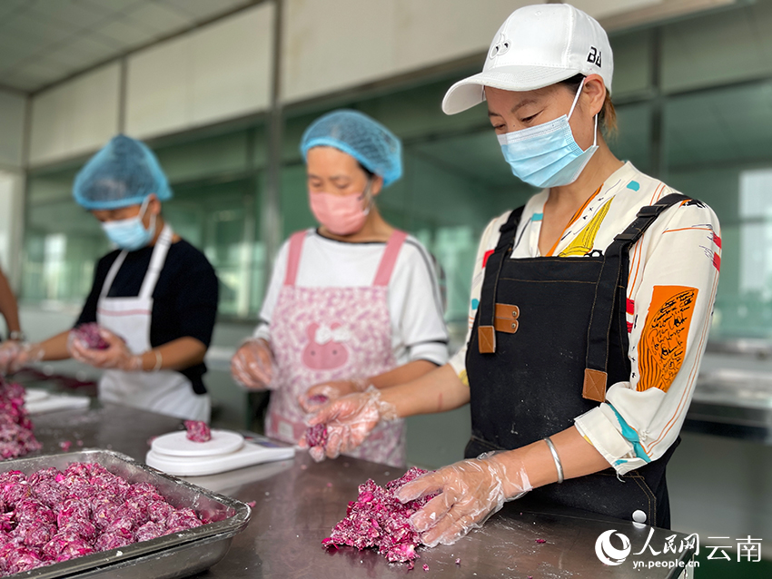 工作人员正在制作鲜花饼。人民网记者 程浩摄