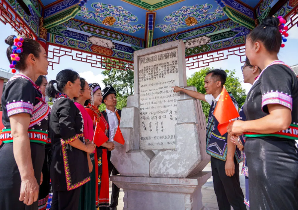 2024年9月25日，在位於雲南省普洱市寧洱哈尼族彝族自治縣的民族團結園裡，當地群眾參觀民族團結誓詞碑。新華社記者 王靜頤 攝