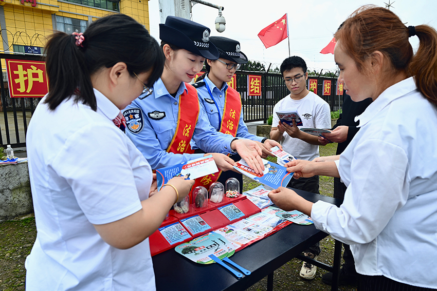 【2】雲梯國門女警服務隊在邊民互市貿易點進行法制宣傳。金水河出入境邊防檢查站平河分站供圖