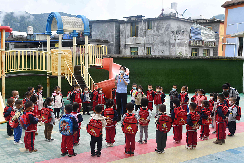 【6】女警服務隊聯合平河鎮中心幼兒園開展愛國主義教育。金水河出入境邊防檢查站平河分站供圖