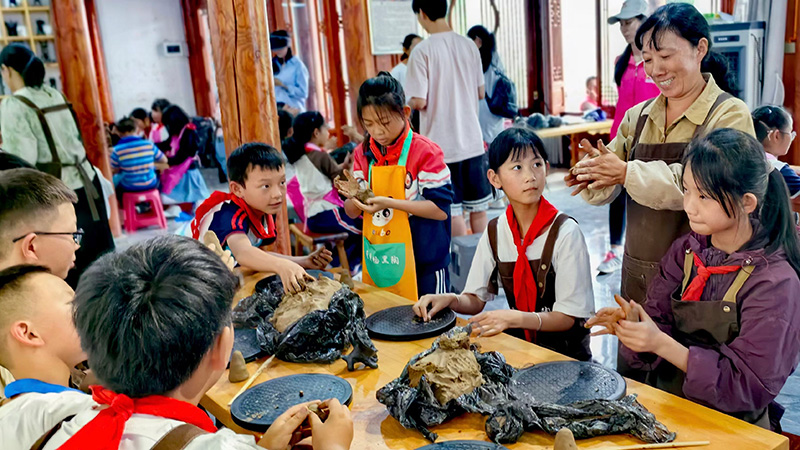 孩子们在土陶研习所体验土陶制作-洪滢摄