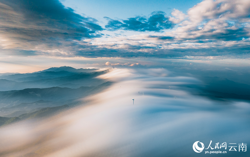 大理巍山的沙帽山风电场云海美景。熊发寿摄