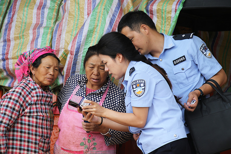 民警向群众推广NFC警民联系卡。